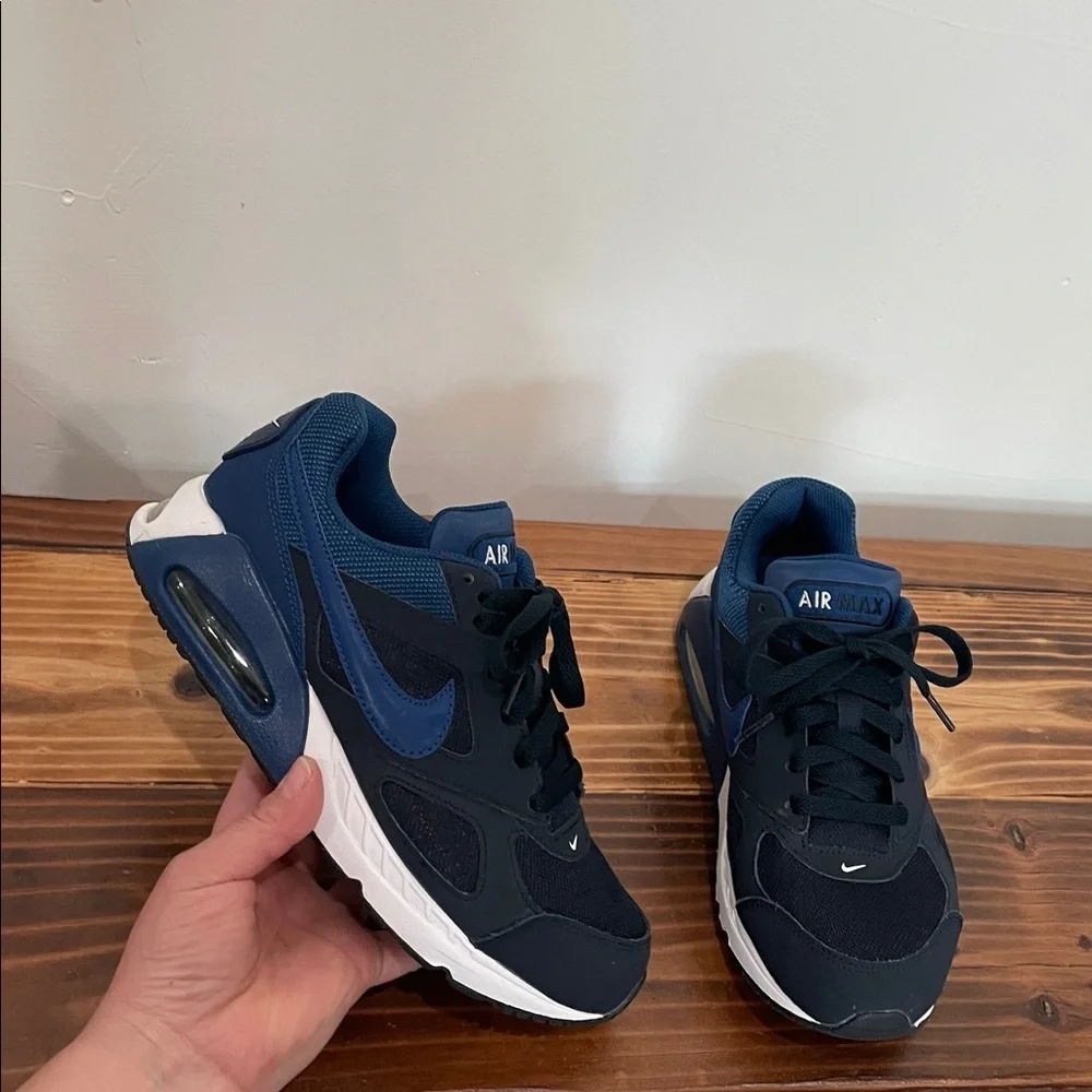 Nike Air Max IVO GS Dark Obsidian Size 6Y (Women’s 7.5)